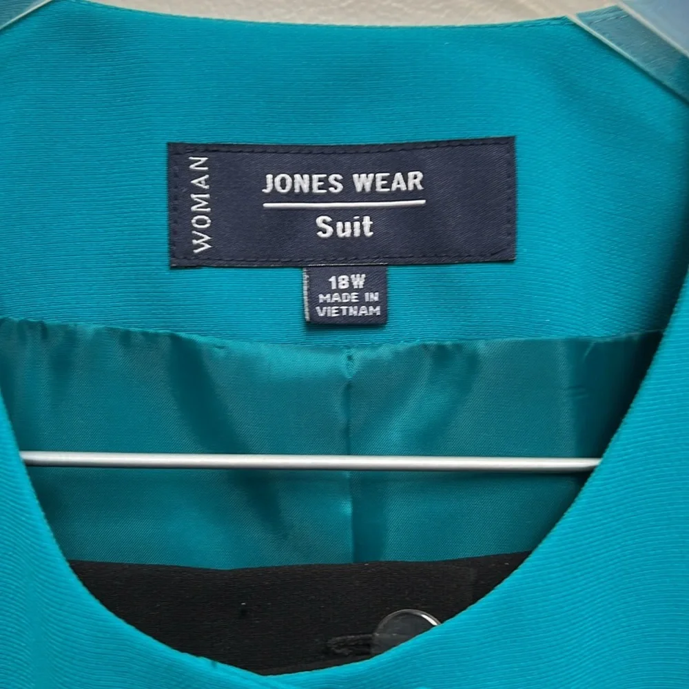 Jones Wear Green and Black Skirt Suit    18W.  NWT